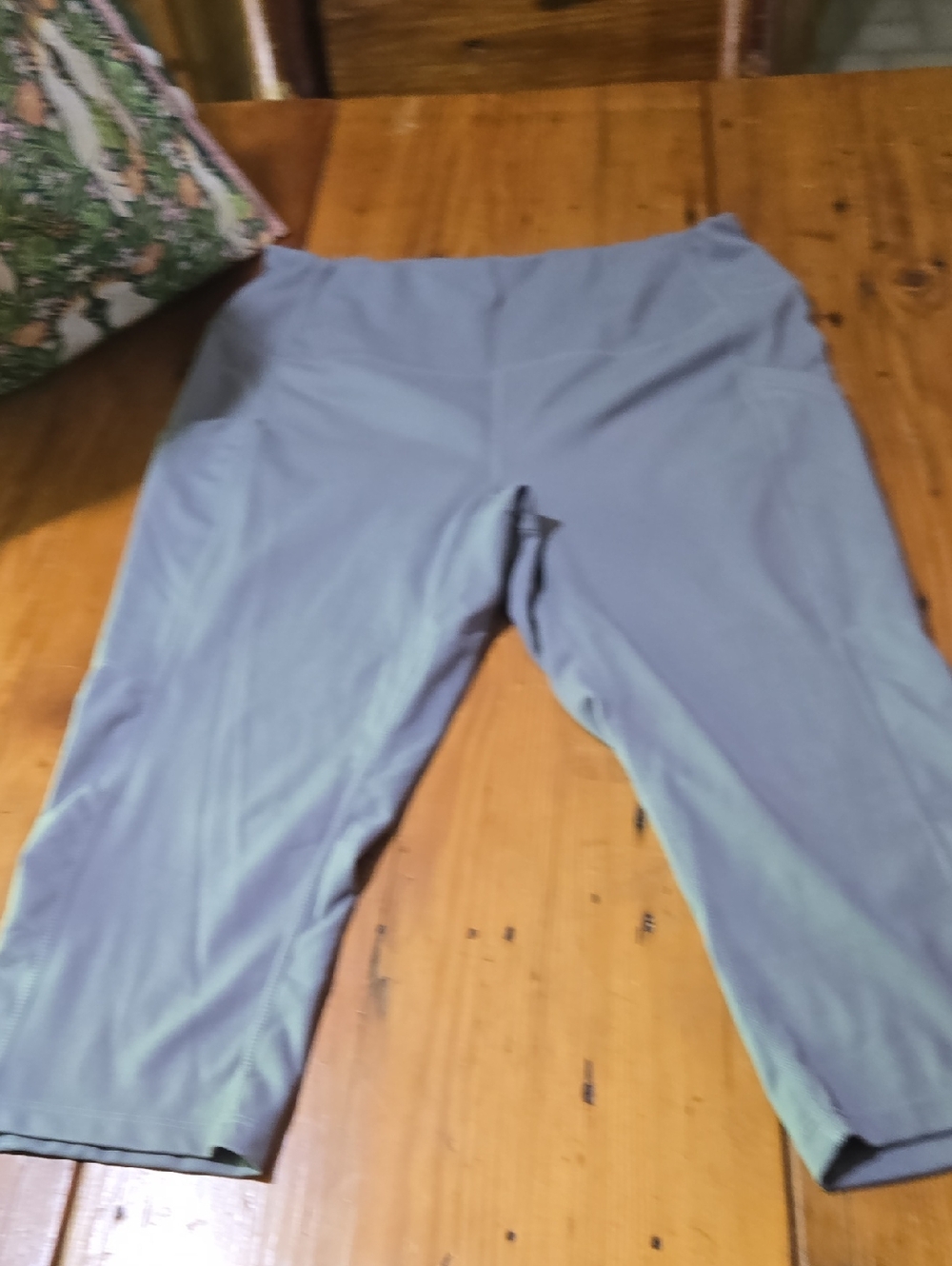 32 Cool Light Gray Athletic Capri Leggings Sz L